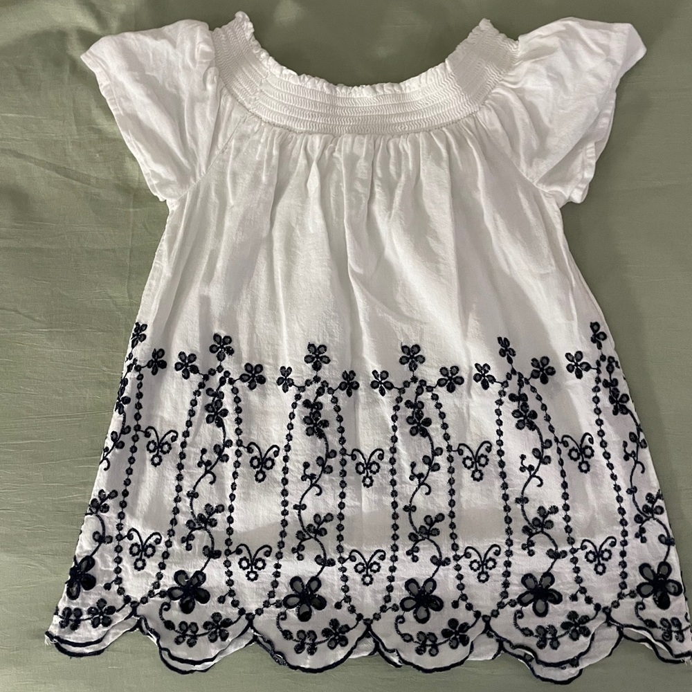 Cute off the shoulder top!! Only worn it a couple times!!